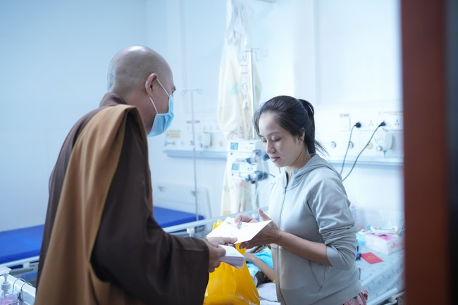 Từ thiện: Tặng quà Trung Thu tại Bệnh Viện Nhi Đồng Thành Phố HCM