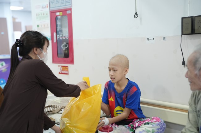 Từ thiện: Tặng quà Trung Thu tại Bệnh Viện Nhi Đồng Thành Phố HCM