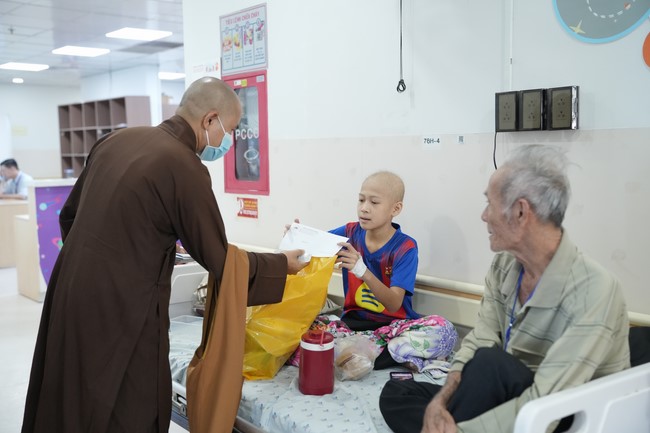 Từ thiện: Tặng quà Trung Thu tại Bệnh Viện Nhi Đồng Thành Phố HCM