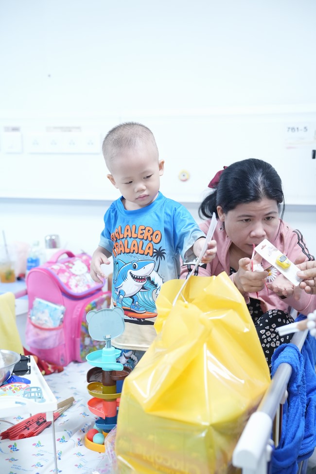 Từ thiện: Tặng quà Trung Thu tại Bệnh Viện Nhi Đồng Thành Phố HCM