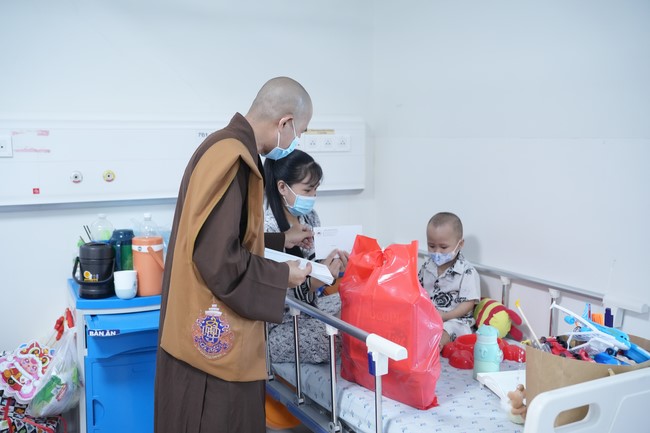 Từ thiện: Tặng quà Trung Thu tại Bệnh Viện Nhi Đồng Thành Phố HCM