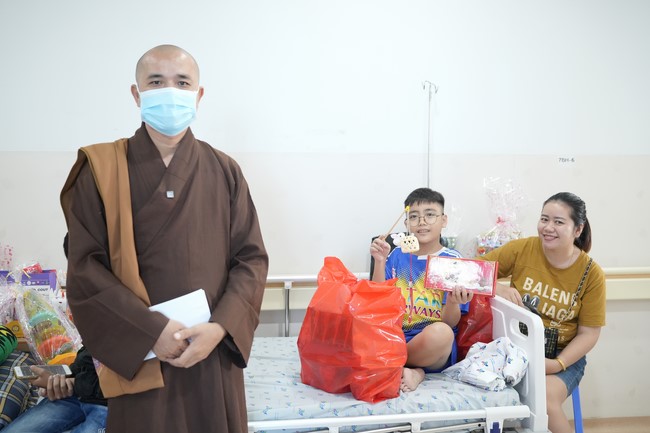 Từ thiện: Tặng quà Trung Thu tại Bệnh Viện Nhi Đồng Thành Phố HCM