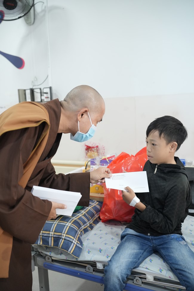 Từ thiện: Tặng quà Trung Thu tại Bệnh Viện Nhi Đồng Thành Phố HCM