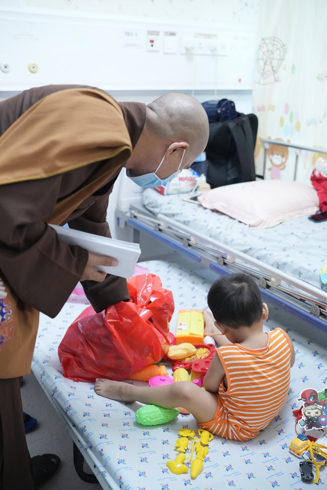 Từ thiện: Tặng quà Trung Thu tại Bệnh Viện Nhi Đồng Thành Phố HCM