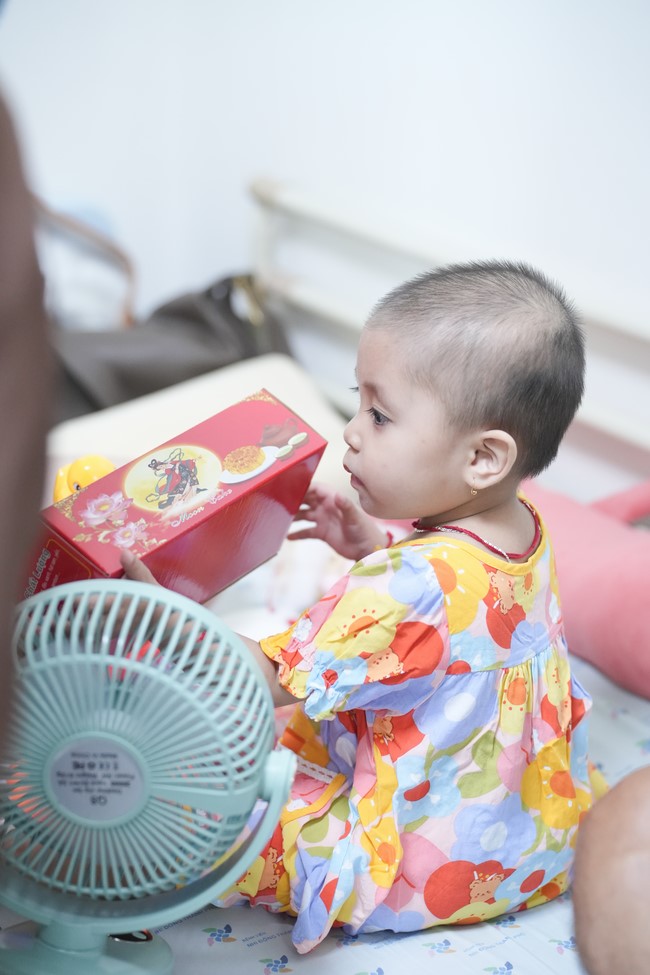 Từ thiện: Tặng quà Trung Thu tại Bệnh Viện Nhi Đồng Thành Phố HCM