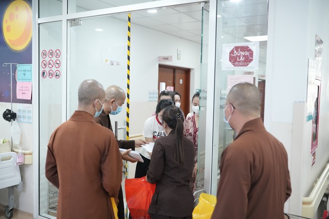 Từ thiện: Tặng quà Trung Thu tại Bệnh Viện Nhi Đồng Thành Phố HCM