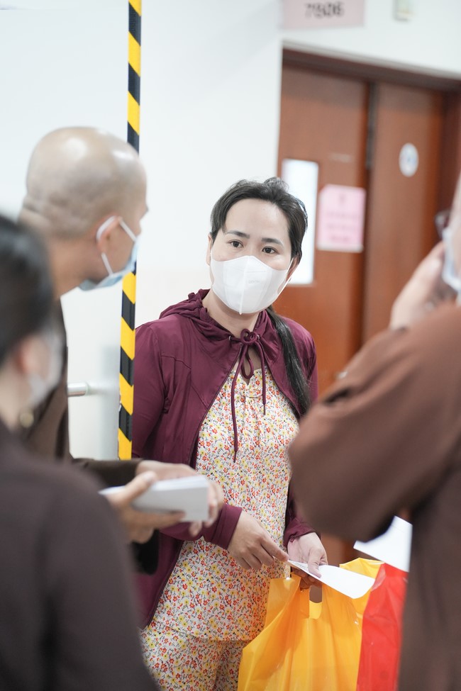 Từ thiện: Tặng quà Trung Thu tại Bệnh Viện Nhi Đồng Thành Phố HCM