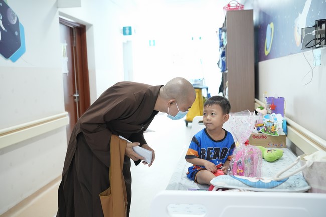 Từ thiện: Tặng quà Trung Thu tại Bệnh Viện Nhi Đồng Thành Phố HCM