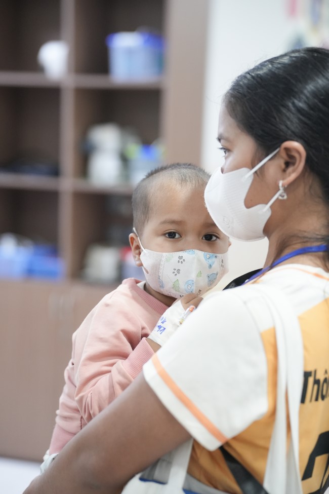 Từ thiện: Tặng quà Trung Thu tại Bệnh Viện Nhi Đồng Thành Phố HCM