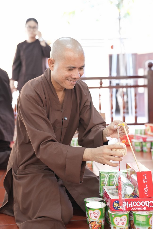 Từ thiện: Tặng quà Trung Thu tại Bệnh Viện Nhi Đồng Thành Phố HCM