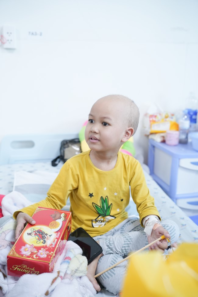 Từ thiện: Tặng quà Trung Thu tại Bệnh Viện Nhi Đồng Thành Phố HCM