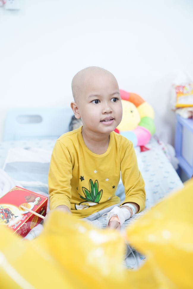 Từ thiện: Tặng quà Trung Thu tại Bệnh Viện Nhi Đồng Thành Phố HCM