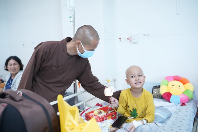 Từ thiện: Tặng quà Trung Thu tại Bệnh Viện Nhi Đồng Thành Phố HCM