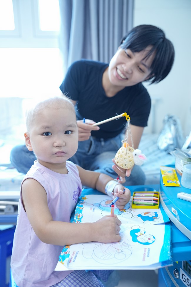 Từ thiện: Tặng quà Trung Thu tại Bệnh Viện Nhi Đồng Thành Phố HCM