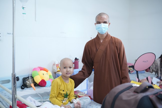 Từ thiện: Tặng quà Trung Thu tại Bệnh Viện Nhi Đồng Thành Phố HCM