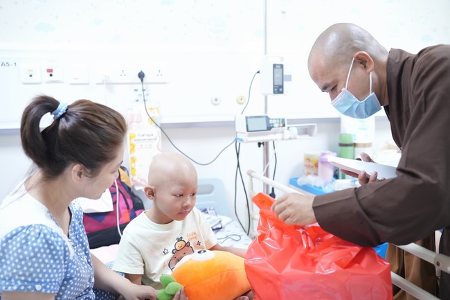 Từ thiện: Tặng quà Trung Thu tại Bệnh Viện Nhi Đồng Thành Phố HCM