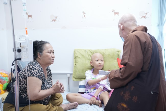 Từ thiện: Tặng quà Trung Thu tại Bệnh Viện Nhi Đồng Thành Phố HCM