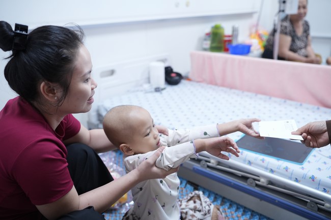 Từ thiện: Tặng quà Trung Thu tại Bệnh Viện Nhi Đồng Thành Phố HCM