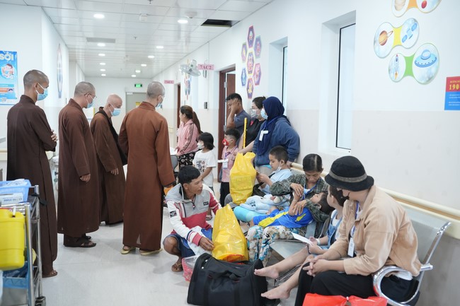 Từ thiện: Tặng quà Trung Thu tại Bệnh Viện Nhi Đồng Thành Phố HCM