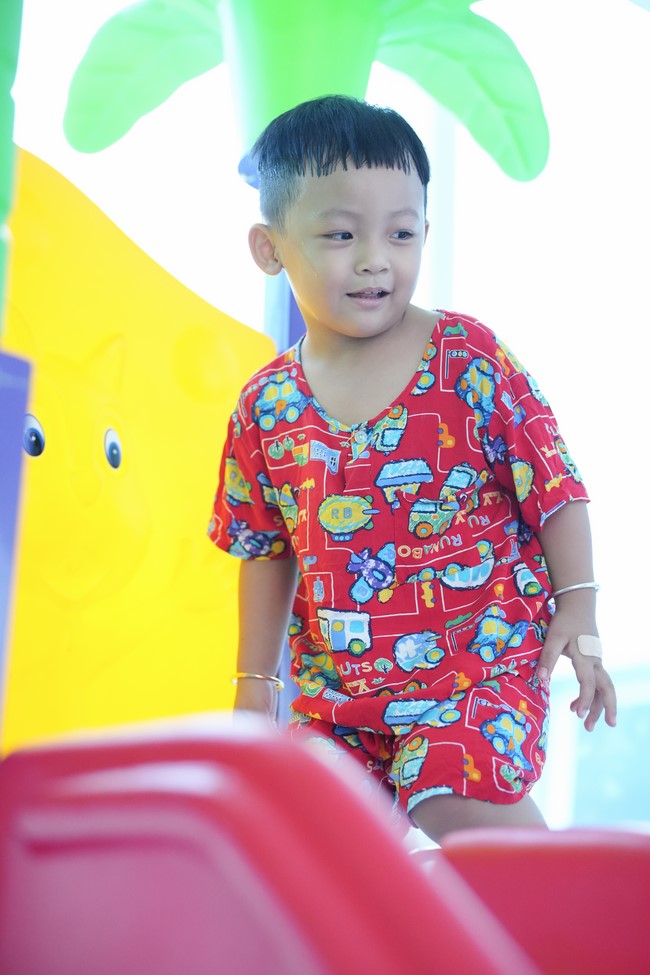 Từ thiện: Tặng quà Trung Thu tại Bệnh Viện Nhi Đồng Thành Phố HCM