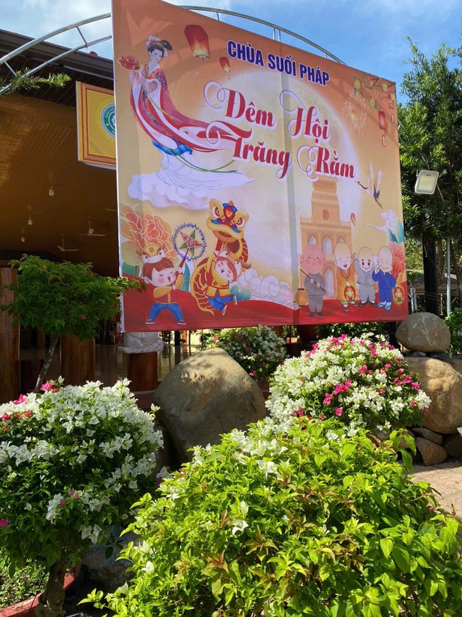 Mid-Autumn Festival night for children at Suoi Phap pagoda