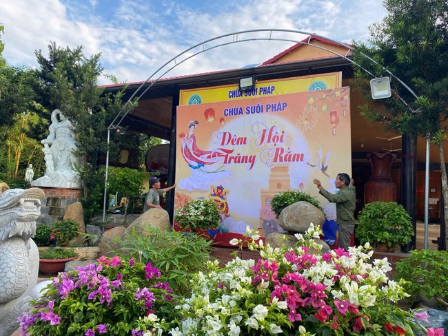 Mid-Autumn Festival night for children at Suoi Phap pagoda