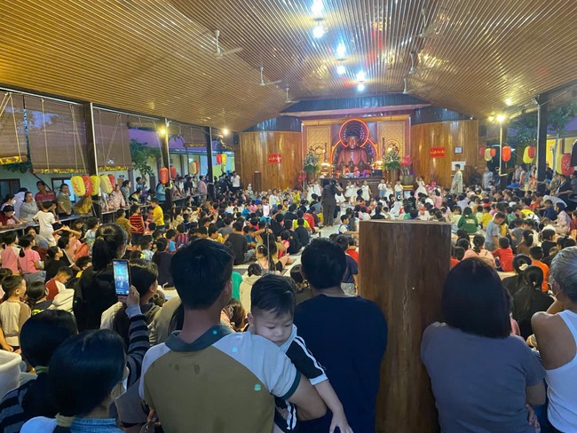 Mid-Autumn Festival night for children at Suoi Phap pagoda