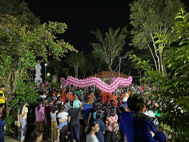 Mid-Autumn Festival night for children at Suoi Phap pagoda