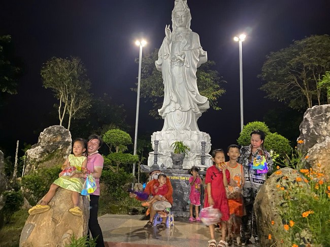 Mid-Autumn Festival night for children at Suoi Phap pagoda