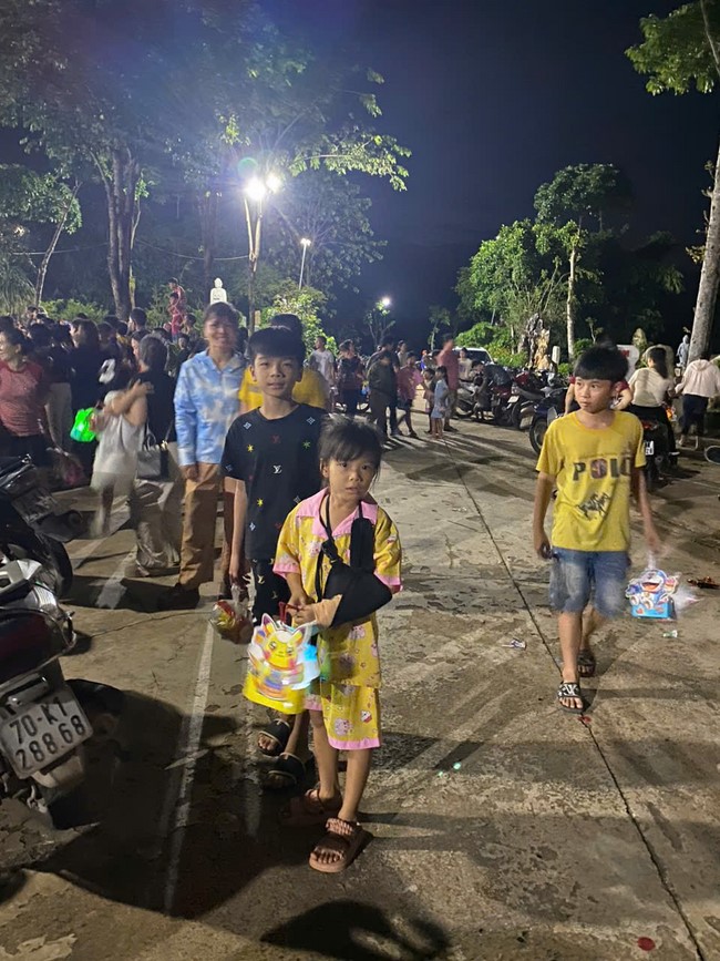 Mid-Autumn Festival night for children at Suoi Phap pagoda