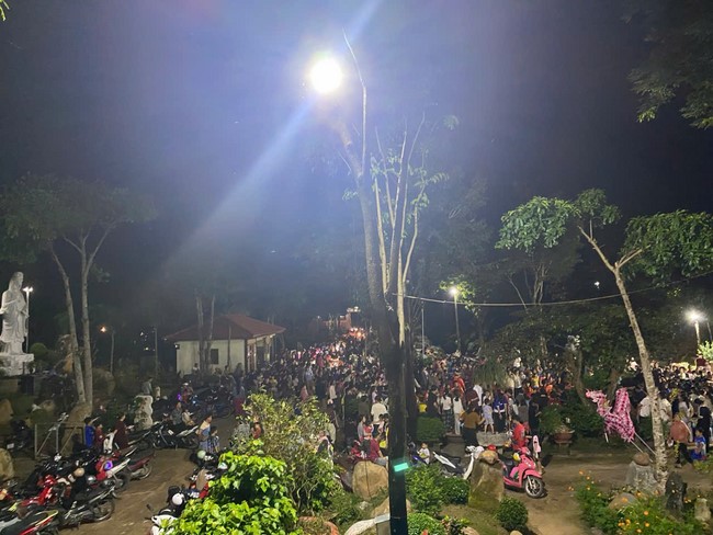 Mid-Autumn Festival night for children at Suoi Phap pagoda