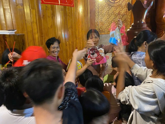 Mid-Autumn Festival night for children at Suoi Phap pagoda