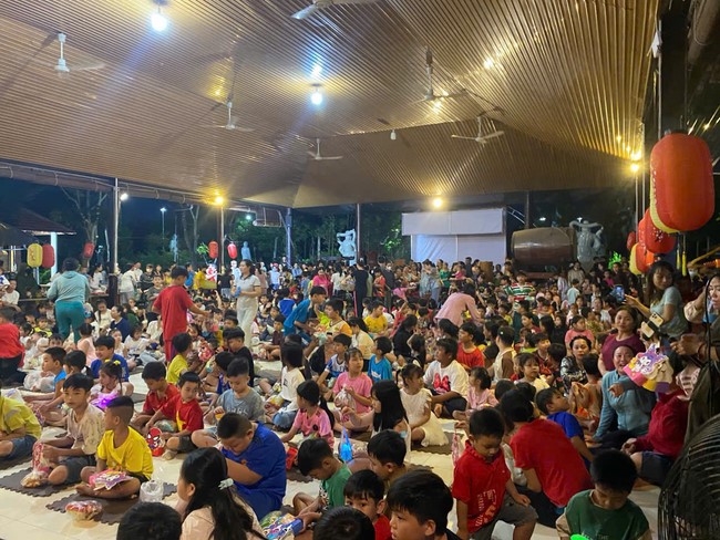 Mid-Autumn Festival night for children at Suoi Phap pagoda