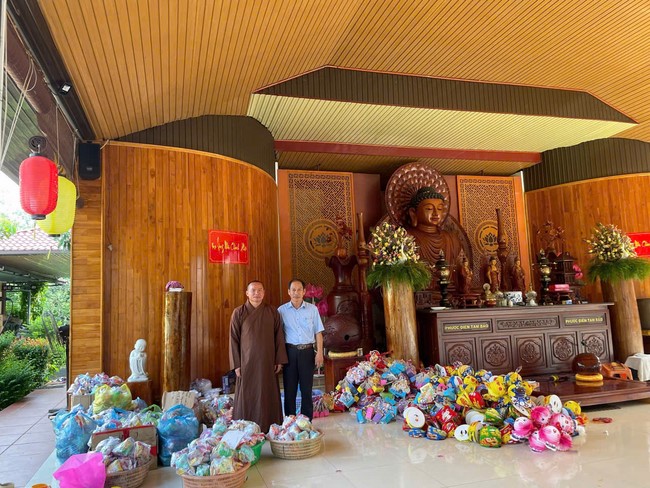 Mid-Autumn Festival night for children at Suoi Phap pagoda