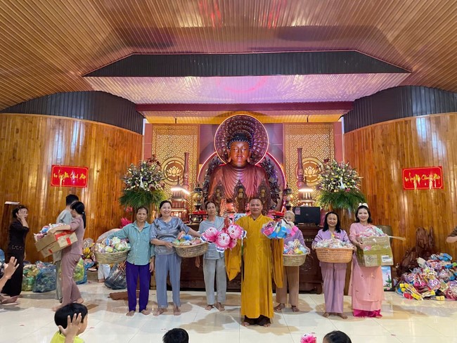 Mid-Autumn Festival night for children at Suoi Phap pagoda