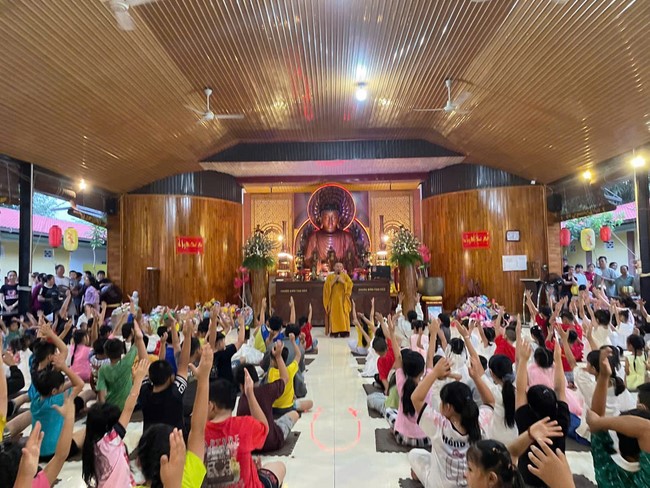Mid-Autumn Festival night for children at Suoi Phap pagoda