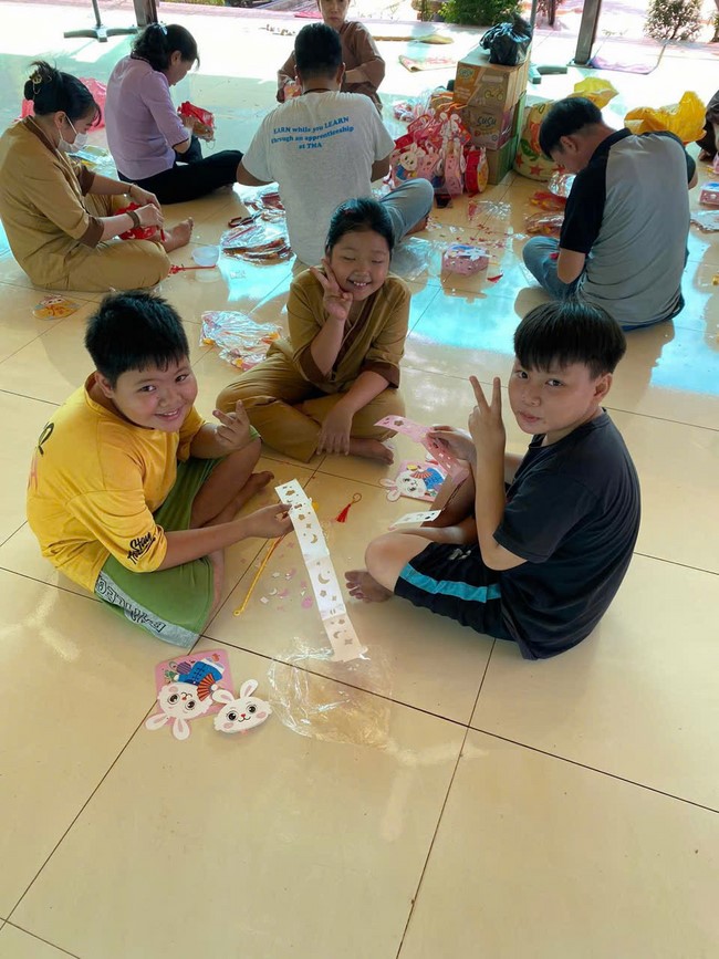 Mid-Autumn Festival night for children at Suoi Phap pagoda