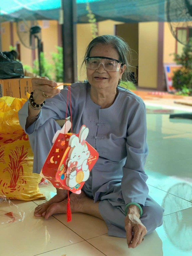 Mid-Autumn Festival night for children at Suoi Phap pagoda