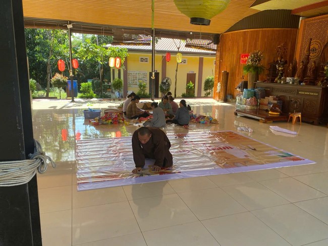 Mid-Autumn Festival night for children at Suoi Phap pagoda