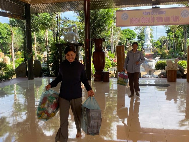 Mid-Autumn Festival night for children at Suoi Phap pagoda