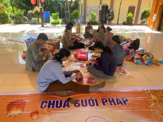 Mid-Autumn Festival night for children at Suoi Phap pagoda