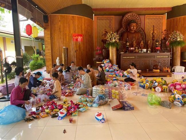 Mid-Autumn Festival night for children at Suoi Phap pagoda