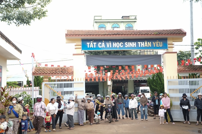 Giving Mid-autumn gifts in Tà Đùng – Lâm Đồng in the pagoda charity activities