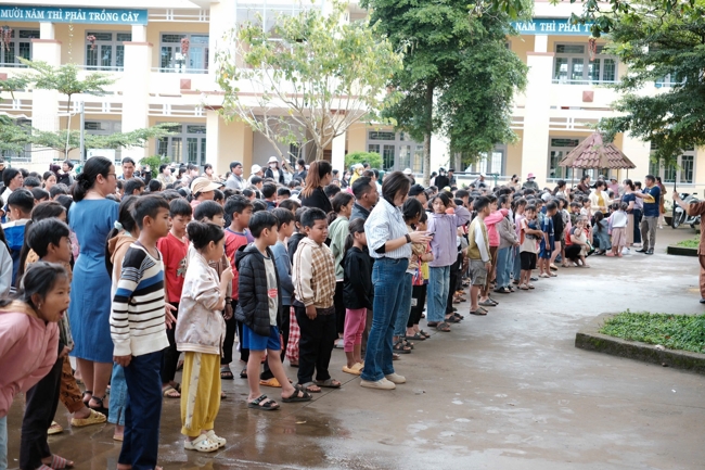 Giving Mid-autumn gifts in Tà Đùng – Lâm Đồng in the pagoda charity activities