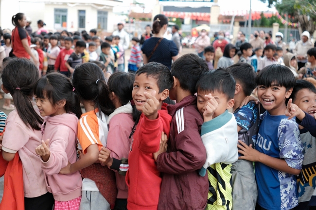 Giving Mid-autumn gifts in Tà Đùng – Lâm Đồng in the pagoda charity activities