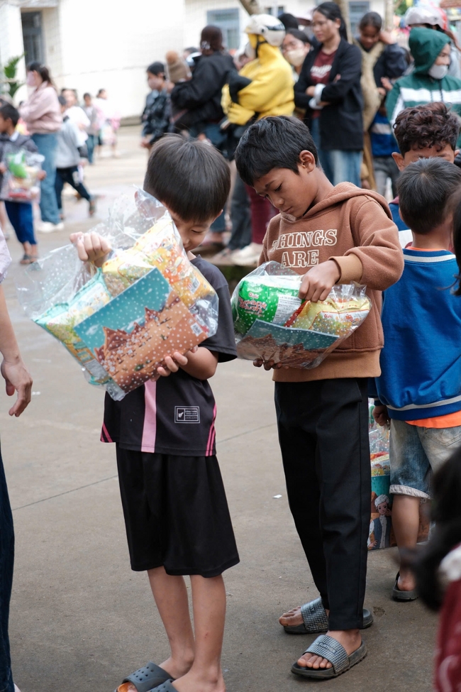 Giving Mid-autumn gifts in Tà Đùng – Lâm Đồng in the pagoda charity activities