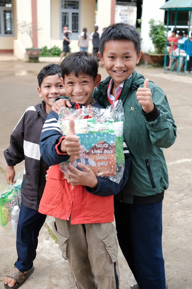 Giving Mid-autumn gifts in Tà Đùng – Lâm Đồng in the pagoda charity activities