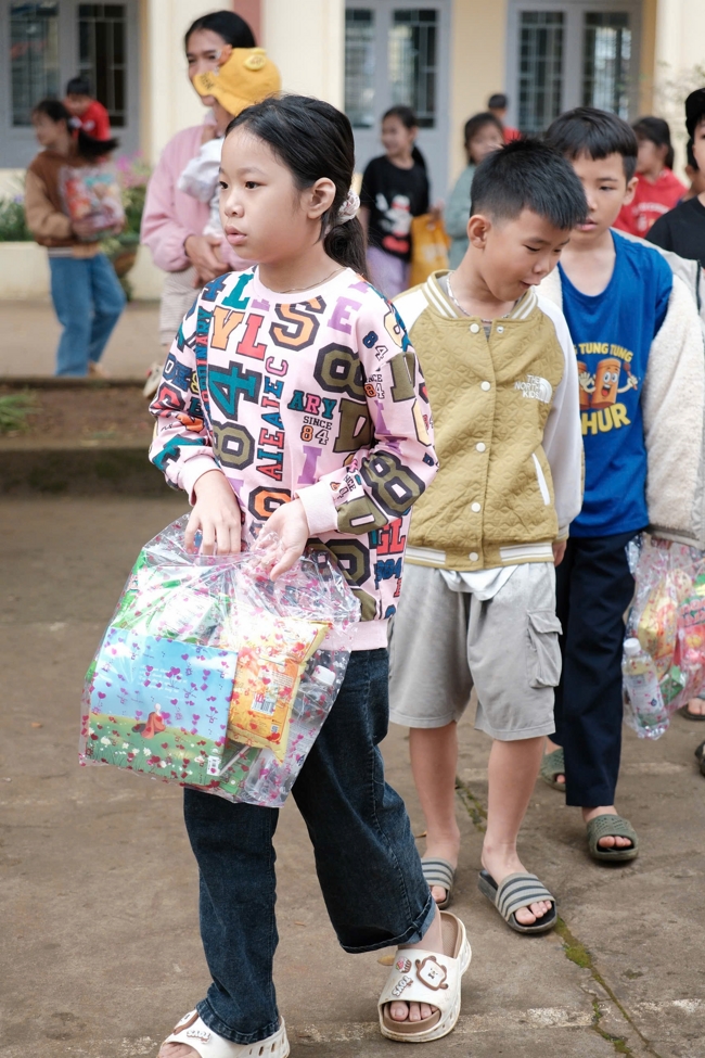 Giving Mid-autumn gifts in Tà Đùng – Lâm Đồng in the pagoda charity activities