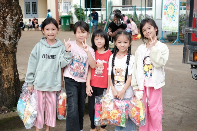 Giving Mid-autumn gifts in Tà Đùng – Lâm Đồng in the pagoda charity activities