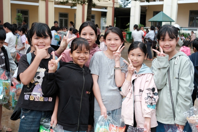Giving Mid-autumn gifts in Tà Đùng – Lâm Đồng in the pagoda charity activities